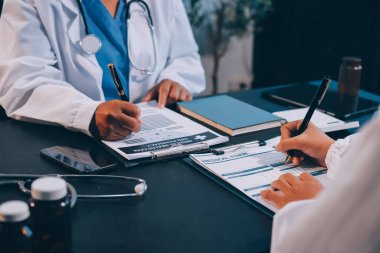 Güvenilir temsilci eczacılık hastanedeki doktor ve hemşire ekibine yeni ilaçlar gösteriyor. Bir grup doktora ilaç şişesini gösteren ve ilaç dozajını açıklayan yetişkin bir uzman..