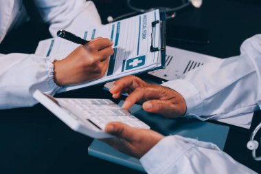 Doktorlar toplantı odasında anatomi ve patoloji hakkında konuşmak için toplanıyorlar. Tıbbi ekibin işi.