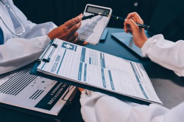 Doktorlar toplantı odasında anatomi ve patoloji hakkında konuşmak için toplanıyorlar. Tıbbi ekibin işi.