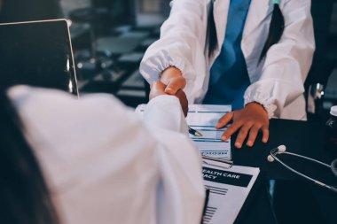 Doktorlar el sıkışıyor, hastanede birlikte çalışıyoruz..