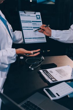 Dijital tablet sağlık doktoru teknolojisi tableti üzerinde çalışan tıbbi ekip hastanedeki tıbbi raporların sonuçlarını analiz etti..