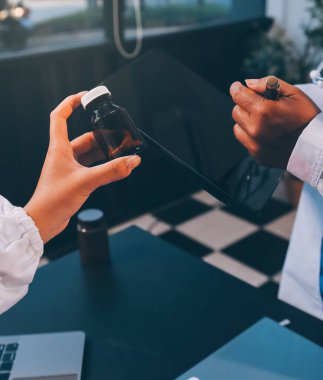 Dijital tablet sağlık doktoru teknolojisi tableti üzerinde çalışan tıbbi ekip hastanedeki tıbbi raporların sonuçlarını analiz etti..