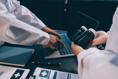 Dijital tablet sağlık doktoru teknolojisi tableti üzerinde çalışan tıbbi ekip hastanedeki tıbbi raporların sonuçlarını analiz etti..