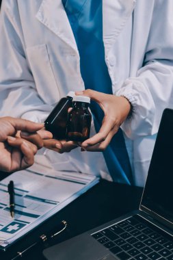 Dijital tablet sağlık doktoru teknolojisi tableti üzerinde çalışan tıbbi ekip hastanedeki tıbbi raporların sonuçlarını analiz etti..