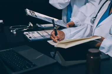 Dijital tablet sağlık doktoru teknolojisi tableti üzerinde çalışan tıbbi ekip hastanedeki tıbbi raporların sonuçlarını analiz etti..