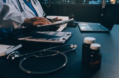 Dijital tablet sağlık doktoru teknolojisi tableti üzerinde çalışan tıbbi ekip hastanedeki tıbbi raporların sonuçlarını analiz etti..