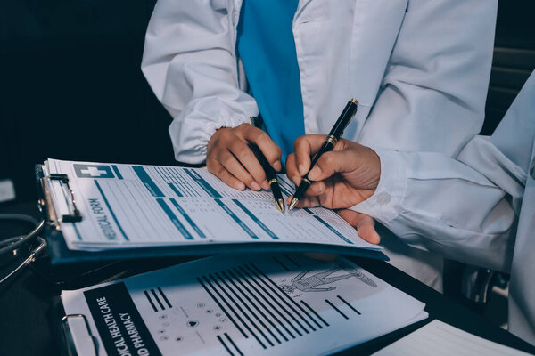 Медицинская команда, работающая над планшетом "Врач-планшет" с использованием компьютера, проанализировала результаты медицинских отчетов в больнице.