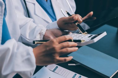 Dijital tablet sağlık doktoru teknolojisi tableti üzerinde çalışan tıbbi ekip hastanedeki tıbbi raporların sonuçlarını analiz etti..