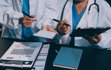 Dijital tablet sağlık doktoru teknolojisi tableti üzerinde çalışan tıbbi ekip hastanedeki tıbbi raporların sonuçlarını analiz etti..