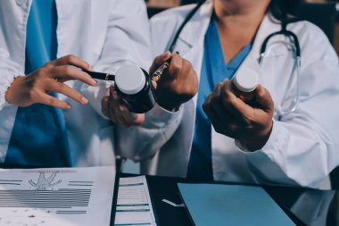 Hastane tıbbı çok etik insanlar grup toplantısı ekibi, aşı eğitimi için hemşire öğrencilerle klinik odasında konuşma. ilaç şişesi