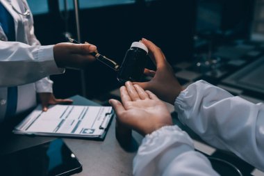 Hastane tıbbı çok etik insanlar grup toplantısı ekibi, aşı eğitimi için hemşire öğrencilerle klinik odasında konuşma. Tablet ve pano tutuluyor.