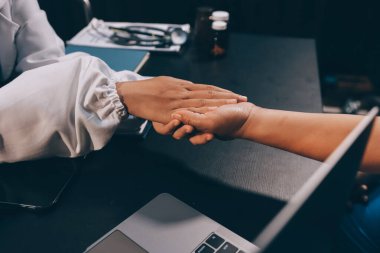 Nazik erkek doktor, beyaz önlüklü danışman yaşlı kadın hasta yaşlı kadının elini tutuyor. Yardım, güvenlik, empati ve destek veriyor, özen ve şefkat gösteriyor. Görüntüyü kapat