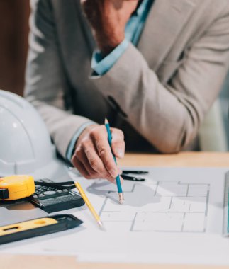 İnşaat alanında inşaat planı olan ekip mühendisleri. Mühendis olay yerinde çalışıyor. Mühendis ziyareti ve teftiş alanı mühendisi. Mühendis kontrolü ve inşaat alanında çalışma.