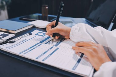 Güvenilir temsilci eczacılık hastanedeki doktor ve hemşire ekibine yeni ilaçlar gösteriyor. Bir grup doktora ilaç şişesini gösteren ve ilaç dozajını açıklayan yetişkin bir uzman..