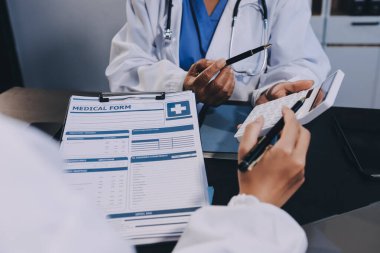 Doktorlar toplantı odasında anatomi ve patoloji hakkında konuşmak için toplanıyorlar. Tıbbi ekibin işi.