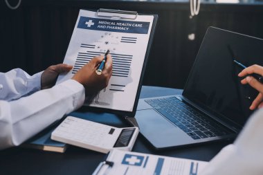 Doktorlar toplantı odasında anatomi ve patoloji hakkında konuşmak için toplanıyorlar. Tıbbi ekibin işi.