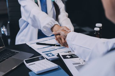 Doktorlar el sıkışıyor, hastanede birlikte çalışıyoruz..