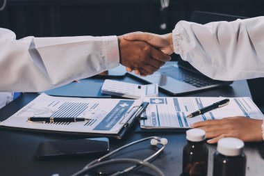 Doktorlar el sıkışıyor, hastanede birlikte çalışıyoruz..