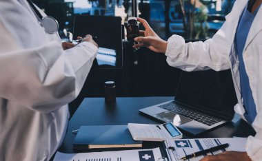 Dijital tablet sağlık doktoru teknolojisi tableti üzerinde çalışan tıbbi ekip hastanedeki tıbbi raporların sonuçlarını analiz etti..