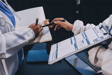 Dijital tablet sağlık doktoru teknolojisi tableti üzerinde çalışan tıbbi ekip hastanedeki tıbbi raporların sonuçlarını analiz etti..