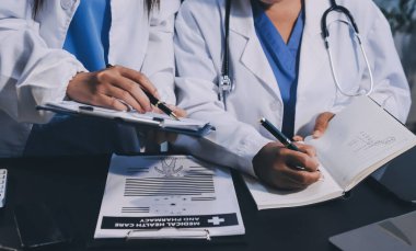 Dijital tablet sağlık doktoru teknolojisi tableti üzerinde çalışan tıbbi ekip hastanedeki tıbbi raporların sonuçlarını analiz etti..