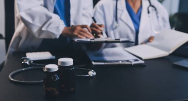 Dijital tablet sağlık doktoru teknolojisi tableti üzerinde çalışan tıbbi ekip hastanedeki tıbbi raporların sonuçlarını analiz etti..