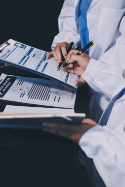 Dijital tablet sağlık doktoru teknolojisi tableti üzerinde çalışan tıbbi ekip hastanedeki tıbbi raporların sonuçlarını analiz etti..