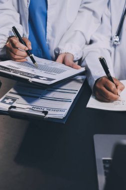 Dijital tablet sağlık doktoru teknolojisi tableti üzerinde çalışan tıbbi ekip hastanedeki tıbbi raporların sonuçlarını analiz etti..