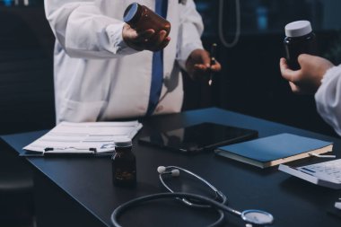 Hastane tıbbı çok etik insanlar grup toplantısı ekibi, aşı eğitimi için hemşire öğrencilerle klinik odasında konuşma. Tablet ve pano tutuluyor.