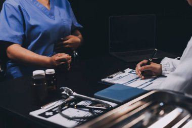 Kadın doktor hasta sağlığı huzurunu inceledi. Genel muayene için temel prosedür, tıbbi geçmiş kontrolü, fiziksel muayene, kan testi. Mide hastalığı, yüksek tansiyon, osteoporoz.