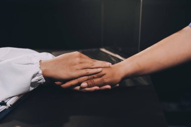 Nazik erkek doktor, beyaz önlüklü danışman yaşlı kadın hasta yaşlı kadının elini tutuyor. Yardım, güvenlik, empati ve destek veriyor, özen ve şefkat gösteriyor. Görüntüyü kapat