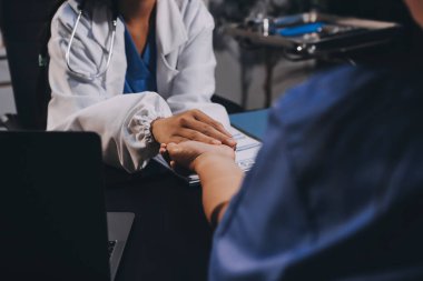 Nazik erkek doktor, beyaz önlüklü danışman yaşlı kadın hasta yaşlı kadının elini tutuyor. Yardım, güvenlik, empati ve destek veriyor, özen ve şefkat gösteriyor. Görüntüyü kapat