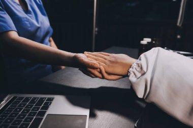 Nazik erkek doktor, beyaz önlüklü danışman yaşlı kadın hasta yaşlı kadının elini tutuyor. Yardım, güvenlik, empati ve destek veriyor, özen ve şefkat gösteriyor. Görüntüyü kapat