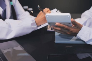 Doktorlar toplantı odasında anatomi ve patoloji hakkında konuşmak için toplanıyorlar. Tıbbi ekibin işi.