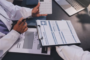 Doktorlar toplantı odasında anatomi ve patoloji hakkında konuşmak için toplanıyorlar. Tıbbi ekibin işi.