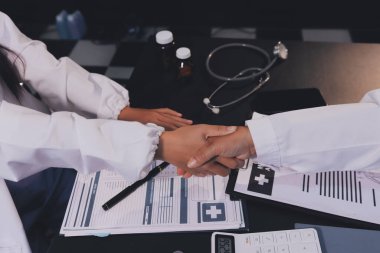 Doktorlar el sıkışıyor, hastanede birlikte çalışıyoruz..