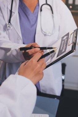 Dijital tablet sağlık doktoru teknolojisi tableti üzerinde çalışan tıbbi ekip hastanedeki tıbbi raporların sonuçlarını analiz etti..