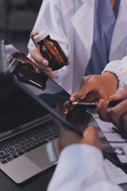 Dijital tablet sağlık doktoru teknolojisi tableti üzerinde çalışan tıbbi ekip hastanedeki tıbbi raporların sonuçlarını analiz etti..