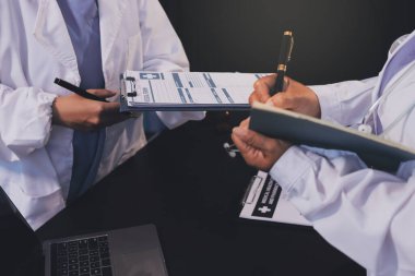 Dijital tablet sağlık doktoru teknolojisi tableti üzerinde çalışan tıbbi ekip hastanedeki tıbbi raporların sonuçlarını analiz etti..