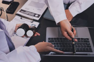 Dijital tablet sağlık doktoru teknolojisi tableti üzerinde çalışan tıbbi ekip hastanedeki tıbbi raporların sonuçlarını analiz etti..