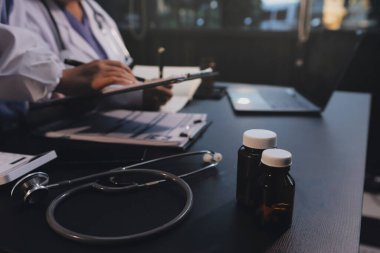 Dijital tablet sağlık doktoru teknolojisi tableti üzerinde çalışan tıbbi ekip hastanedeki tıbbi raporların sonuçlarını analiz etti..