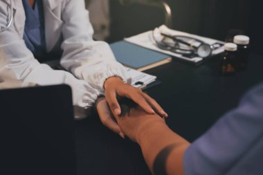 Nazik erkek doktor, beyaz önlüklü danışman yaşlı kadın hasta yaşlı kadının elini tutuyor. Yardım, güvenlik, empati ve destek veriyor, özen ve şefkat gösteriyor. Görüntüyü kapat