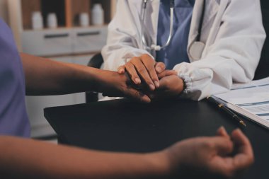 Nazik erkek doktor, beyaz önlüklü danışman yaşlı kadın hasta yaşlı kadının elini tutuyor. Yardım, güvenlik, empati ve destek veriyor, özen ve şefkat gösteriyor. Görüntüyü kapat