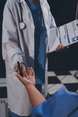 Doktor ya da fizyoterapist, sporcu erkek hastaların yaralı kollarını tedavi ediyor, esneme ve egzersiz yapıyor, klinikte rehabilitasyon tedavisi uyguluyor..