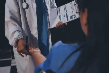 Doktor ya da fizyoterapist, sporcu erkek hastaların yaralı kollarını tedavi ediyor, esneme ve egzersiz yapıyor, klinikte rehabilitasyon tedavisi uyguluyor..