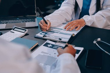 Güvenilir temsilci eczacılık hastanedeki doktor ve hemşire ekibine yeni ilaçlar gösteriyor. Bir grup doktora ilaç şişesini gösteren ve ilaç dozajını açıklayan yetişkin bir uzman..