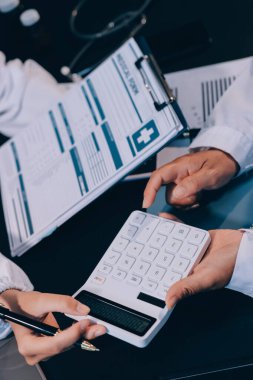 Doktorlar toplantı odasında anatomi ve patoloji hakkında konuşmak için toplanıyorlar. Tıbbi ekibin işi.