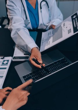 Doktorlar toplantı odasında anatomi ve patoloji hakkında konuşmak için toplanıyorlar. Tıbbi ekibin işi.