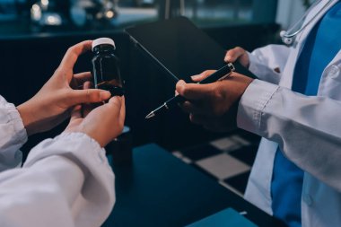 Dijital tablet sağlık doktoru teknolojisi tableti üzerinde çalışan tıbbi ekip hastanedeki tıbbi raporların sonuçlarını analiz etti..