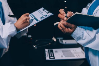 Dijital tablet sağlık doktoru teknolojisi tableti üzerinde çalışan tıbbi ekip hastanedeki tıbbi raporların sonuçlarını analiz etti..